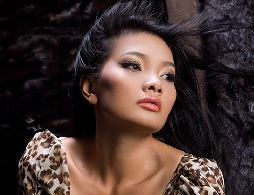 Kiều Trinh: Diễn viên sinh năm 1977 là gương mặt quen thuộc với khán giả truyền hình qua nhiều bộ phim như "Mùa len trâu", "Bi! Đừng sợ", "Rừng đen"... Kiều Trinh từng được mệnh danh là "nữ hoàng cảnh nóng" của màn ảnh Việt vì những vai diễn táo bạo, thế nhưng cuộc đời của nữ diễn viên còn "nóng" hơn cả trên phim, yêu nhiều rồi khổ đau cũng nhiều.