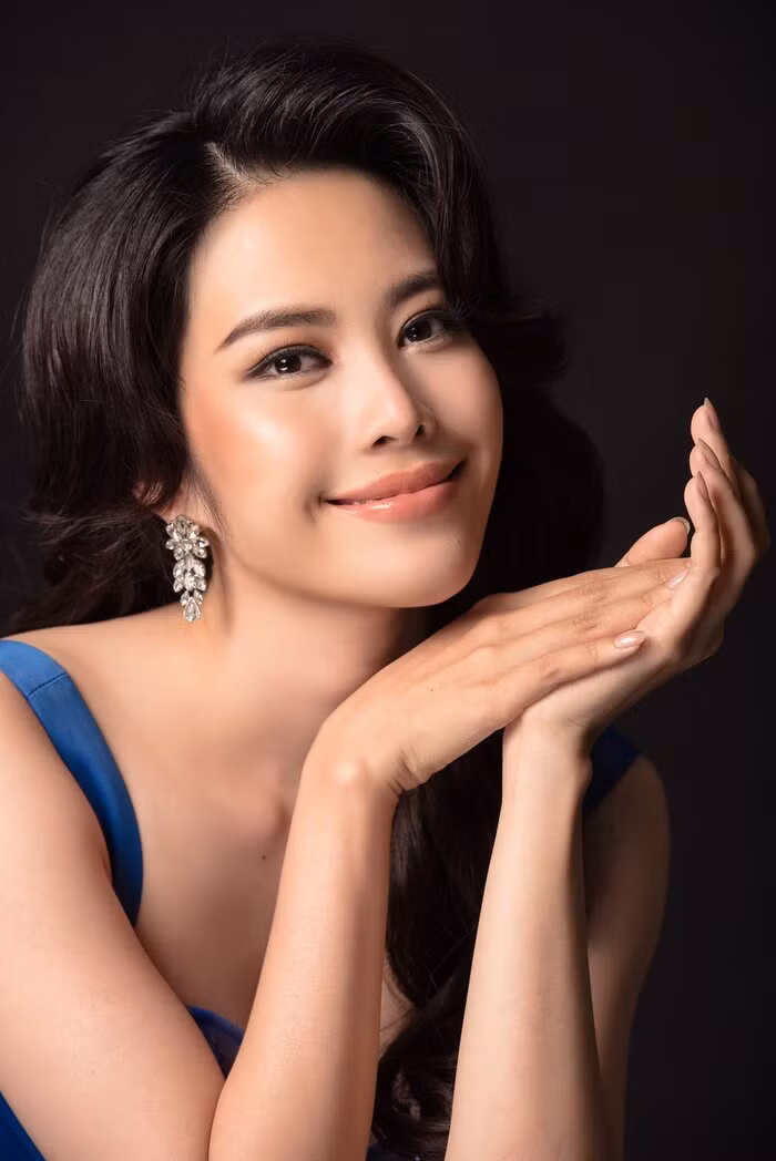 Hoa hậu Nam Em chia sẻ: “Cuộc sống muôn màu muôn vẻ, mình cũng chỉ là con người sống trên trái đất làm sao thoát được những khó khăn, bệnh tật mà đôi khi chính mình trải qua mới cảm nhận được những mất mát. Sau khi trải qua tất cả, Nam Em nghĩ rằng thôi thì bản thân hãy cố gắng giữ tinh thần vui vẻ và đón nhận tất cả những điều đến với mình bằng một tâm thế sẵn sàng”.