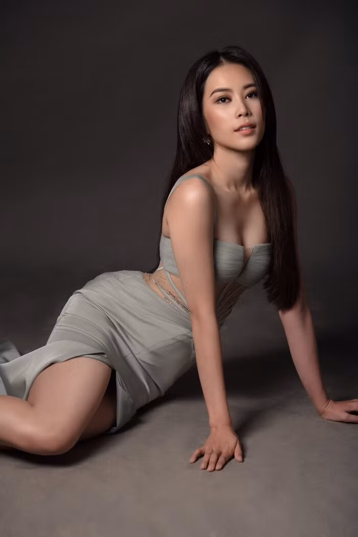 Không chỉ thành danh bởi danh xưng Hoa khôi, Nam Em còn lấn sân sang diễn xuất, ca hát và những MV của cô cũng nhận được nhiều lời khen tích cực từ người xem.