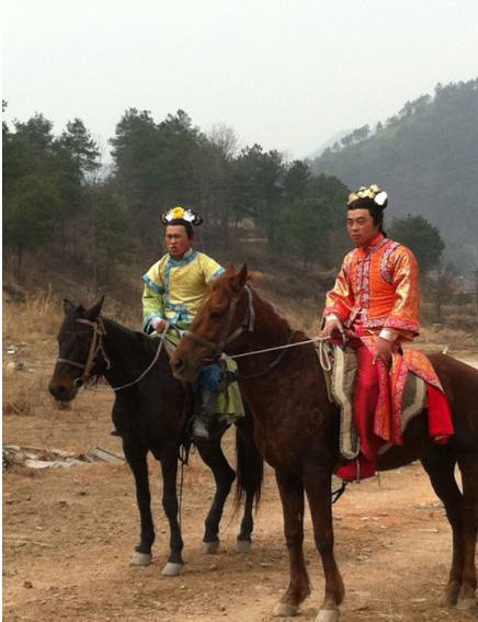 Hai diễn viên nam trang điểm, mặc trang phục nữ giới, đóng thế các diễn viên nữ trong cảnh cưỡi ngựa khiến người xem khó nhận ra.