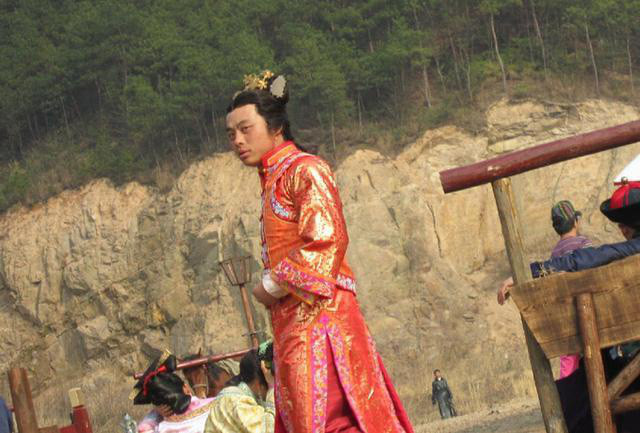 Được biết, trong cảnh quay cưỡi ngựa thường sẽ là những diễn viên đóng thế hoặc ngựa mô hình. Trường hợp phải quay viễn cảnh, tức là chỉ cần xuất hiện hình ảnh nhân vật từ xa trên lưng ngựa, đạo diễn sẽ tìm vận động viên cưỡi ngựa hoặc diễn viên đóng thế. Bởi, cảnh đó chỉ quay từ xa hoặc từ sau lưng nên khán giả khó nhận ra sự thật và vẫn chấp nhận được. Trong ảnh, hai diễn viên nam đóng thế trong phim "Bộ bộ kinh tâm". Cả hai trang điểm, mặc trang phục nữ giới và đóng cảnh đua ngựa thay cho các diễn viên nữ khiến fan phấn khích khi biết sự thật hậu trường.