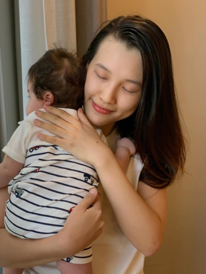 Được biết, sau 2 tháng sinh con và đợi con trai khỏe mạnh thì Hoàng Oanh mới quyết định sang Singapore. Cô đã đáp chuyến bay đến đảo quốc sư tử khoảng 3 tuần trước và hoàn tất cách ly theo quy định của quốc gia sở tại. Chia sẻ với truyền thông, đại diện của Hoàng Oanh cho biết: "Tuy việc sang Singapore vất vả, gia đình Hoàng Oanh đoàn tụ vẫn là điều tốt hơn. Hiện vợ chồng cô ấy hạnh phúc được gặp lại nhau sau thời gian xa cách".