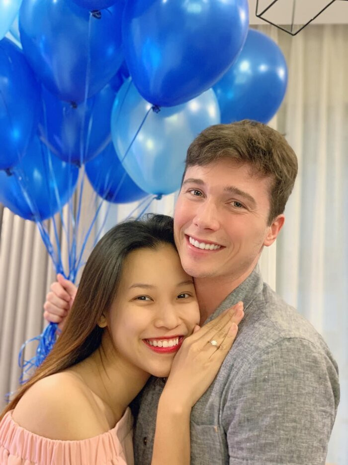 Về phía nàng Á hậu kiêm MC xinh đẹp, cô cũng bày tỏ: "Cuối cùng con trai cũng được gặp bố, cảm ơn ông trời đã lắng nghe những lời nguyện cầu của vợ chồng tôi". Hiện Hoàng Oanh sẽ ngưng công việc một thời gian để thực hiện vai trò làm mẹ. Ngoài ra, cô cũng hạn chế sử dụng điện thoại để nghỉ ngơi, ổn định tâm lý sau nhiều tháng căng thẳng vì lo thủ tục để vợ chồng đoàn tụ.