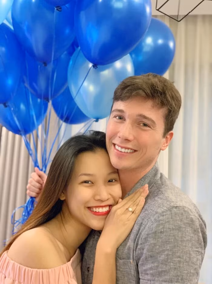 Về phía nàng Á hậu kiêm MC xinh đẹp, cô cũng bày tỏ: "Cuối cùng con trai cũng được gặp bố, cảm ơn ông trời đã lắng nghe những lời nguyện cầu của vợ chồng tôi". Hiện Hoàng Oanh sẽ ngưng công việc một thời gian để thực hiện vai trò làm mẹ. Ngoài ra, cô cũng hạn chế sử dụng điện thoại để nghỉ ngơi, ổn định tâm lý sau nhiều tháng căng thẳng vì lo thủ tục để vợ chồng đoàn tụ.