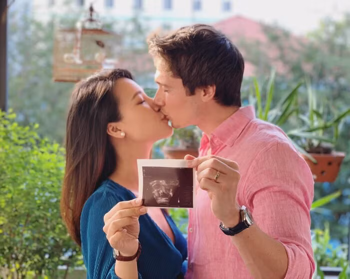 Được biết Hoàng Oanh quyết định ôm con sang Singapore thăm chồng vì anh vẫn chưa đủ điều kiện nhập cảnh Việt Nam. Trong suốt khoảng thời gian xa cách vì dịch, nữ MC thường xuyên bày tỏ mong ước gia đình sớm được đoàn tụ để con trai và chồng có thể gặp nhau.