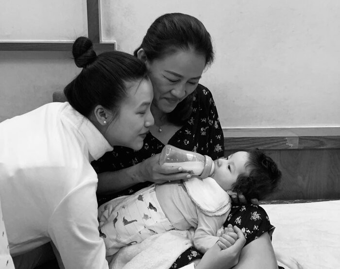 Trước đó ở tuần thứ 31, cô có dấu hiệu sinh non, buộc ở nhà tập trung dưỡng thai. Hoàng Oanh may mắn có được sự giúp đỡ của gia đình bên ngoại trong suốt quãng thời gian mang thai và sinh con.