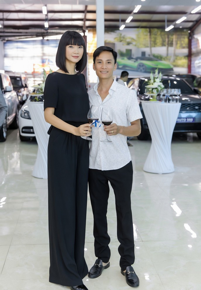 Từ trong công việc đến cách dạy dỗ con, nữ siêu mẫu luôn nghiêm khắc. Do đó, cô quán xuyến cả gia đình và công việc bên ngoài chu toàn.