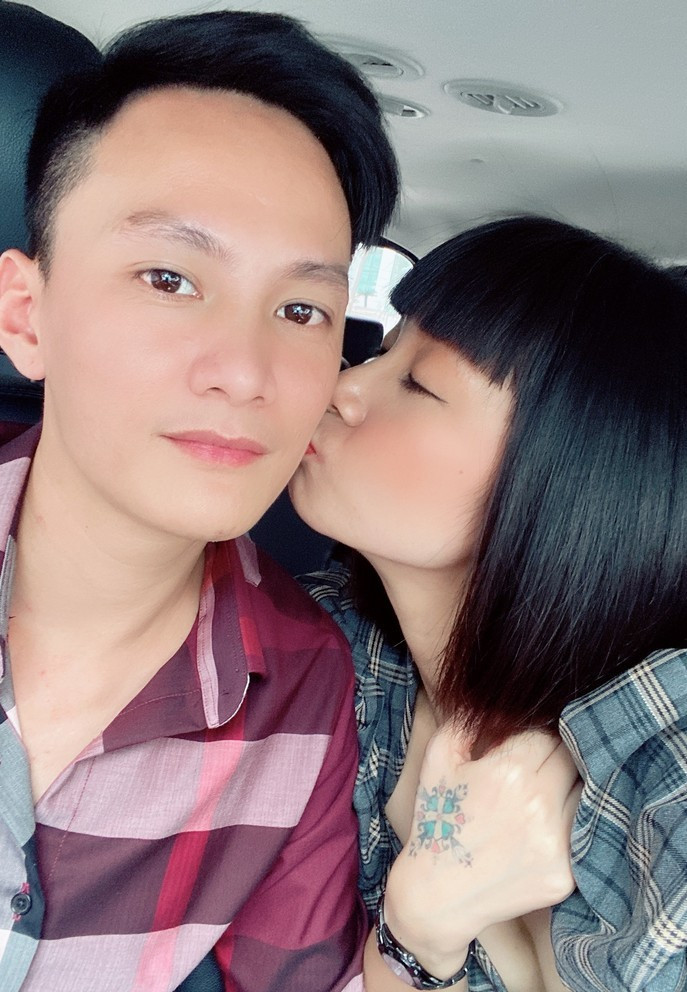 Hạ Vy và ông xã quen nhau từ năm cấp 3. Sau tốt nghiệp, cả 2 nhanh chóng tổ chức lễ cưới.