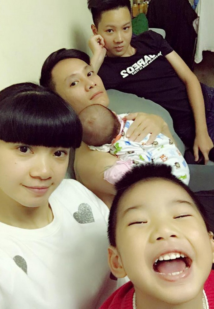 “Trong 5 năm đầu tiên của hôn nhân phải nói là cực kỳ sóng gió tưởng chừng như đã chia tay nhưng hai vợ chồng đã nắm chặt tay nhau để vượt qua. Sau đó chúng tôi quyết định là sẽ phải luôn thành thật với nhau, không giấu diếm nhau bất cứ điều gì. Chính việc luôn tâm sự nhỏ to với nhau khiến hôn nhân của mình được hạnh phúc hơn rất nhiều”, Đức Hưng chia sẻ.