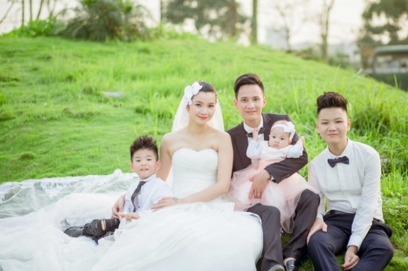 Bà xã bận rộn với việc giảng dạy và kinh doanh, Đức Hưng cũng thay vợ quán xuyến công việc nhà. Anh cũng gánh trách nhiệm đưa đón vợ con đi học, đi làm và thường nhận làm hết việc nhà như nấu cơm, dọn dẹp nhà cửa, giặt đồ… để Hạ Vy có nhiều thời gian nghỉ ngơi.