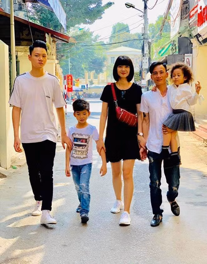 Dù đã có 3 con nhưng Đức Hưng – Hạ Vy vẫn được nhiều người ngưỡng mộ vì tình yêu, sự quan tâm của 2 người dành cho nhau. Chia sẻ về bí quyết giữ lửa trong gia đình, Đức Hưng bật mí: “Trong cuộc sống, mỗi gia đình có một hoàn cảnh khác nhau. Gia đình chúng tôi cả hai vợ chồng đều rất hiểu tính nhau, biết tôn trọng, nhường nhịn, quan tâm và giúp đỡ nhau. Mỗi khi có những bất hòa chúng tôi lại ngồi lại với nhau và nói chuyện thẳng thắn để tìm ra nguyên nhân xem ai đúng ai sai”.