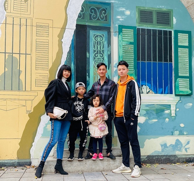 Chia sẻ về cách dạy con, Đức Hưng cho biết cả anh và vợ đều thống nhất một quan điểm giáo dục thưởng phạt rõ ràng vừa nghiêm khắc, cứng rắn nhưng cũng mềm mỏng, tâm lý. “Chúng tôi muốn hướng con là một người độc lập. Thế nên từ nhỏ đã hướng các con cư xử sao cho phù hợp. Chỉ cần ngoan ngoãn nghe lời bố mẹ chiều tất còn hư đốn cãi lại không có gì cả!”, anh nói.