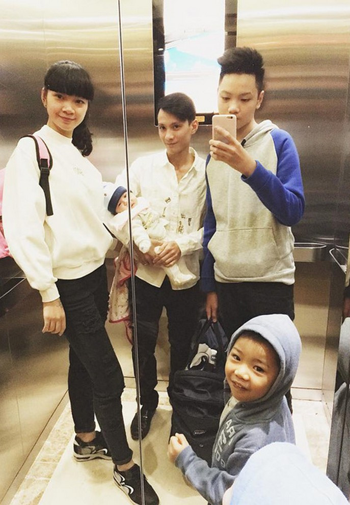 Sau gần 2 thập kỷ gắn bó, 2 vợ chồng xây dựng tổ ấm hạnh phúc với ba người con, gồm 2 trai một gái.