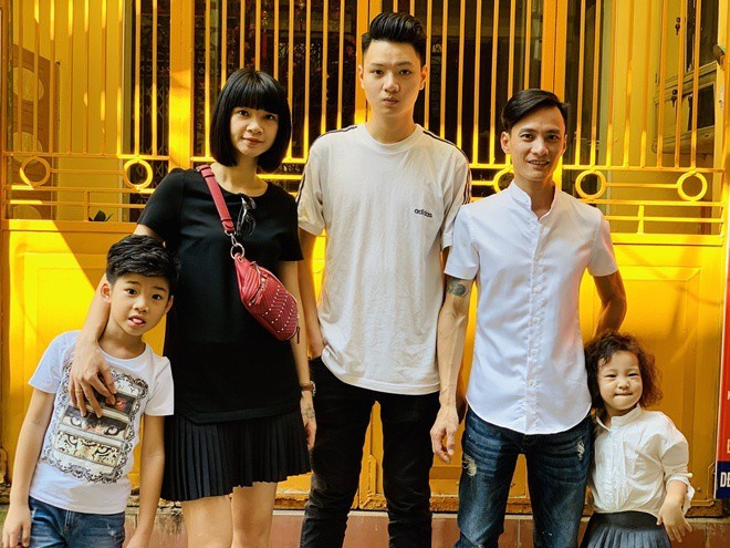 Trong đó, cậu con trai cả Đức Huy nhận được nhiều sự chú ý khi thừa hưởng chiều cao 1m90 và năng khiếu catwalk, thời trang từ mẹ.