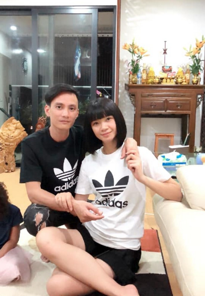 Thời điểm kết hôn Hạ Vy chỉ mới 17 tuổi nên nhận không ít lời đàm tiếu song cả 2 vợ chồng đều im lặng, dùng tình yêu để chứng minh với mọi người.