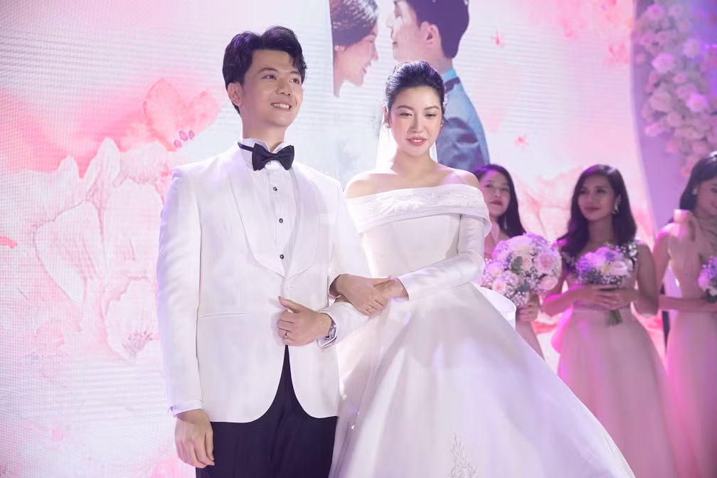 Lễ cưới của á hậu Thuý Vân chỉ mời khoảng 250 khách, chủ yếu là gia đình, người thân và một số bạn bè, một số nghệ sĩ thân thiết trong showbiz.