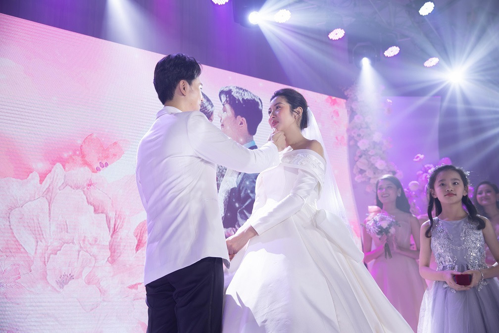 Khoảnh khắc xúc động của buổi tiệc khi chú rể Nhật Vũ bày tỏ: “Anh sẽ bảo vệ và yêu thương em suốt đời'”. Thúy Vân đã nghẹn ngào xúc động ôm chồng.