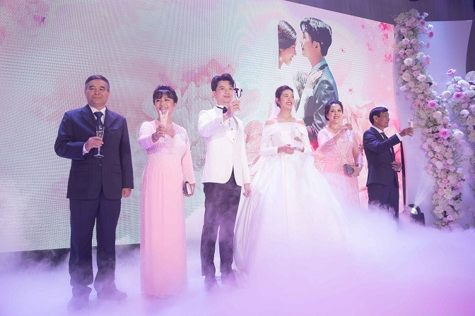 Cô dâu chú rể cùng song thân nâng rượu chia vui cùng quan khách. Họ bày tỏ lòng biết ơn bố mẹ và sự yêu thương, ủng hộ của 2 bên gia đình để cùng nhau đi đến hôn nhân như hôm nay.