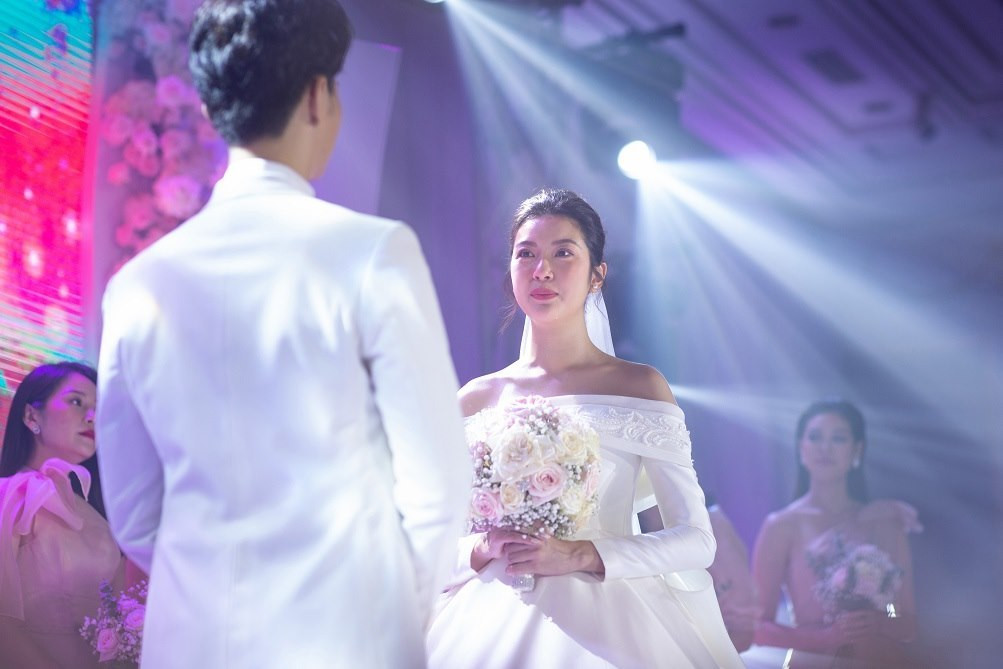 Giây phút hạnh phúc của vợ chồng Thuý Vân.