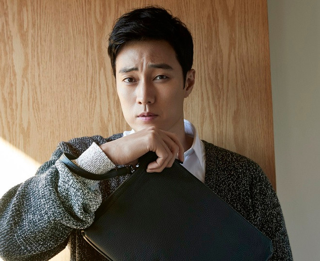 So Ji Sub là tài tử hàng đầu Hàn Quốc, nổi tiếng khắp châu Á. Anh luôn được coi là người đàn ông trong mơ của chị em với nhân cách tốt, cuộc không không scandal, tài sản giàu có, nhưng anh chỉ mới công khai hẹn hò một lần từ khi đóng Giày thủy tinh (2002).