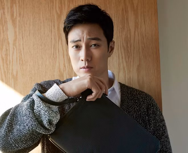 So Ji Sub là tài tử hàng đầu Hàn Quốc, nổi tiếng khắp châu Á. Anh luôn được coi là người đàn ông trong mơ của chị em với nhân cách tốt, cuộc không không scandal, tài sản giàu có, nhưng anh chỉ mới công khai hẹn hò một lần từ khi đóng Giày thủy tinh (2002).
