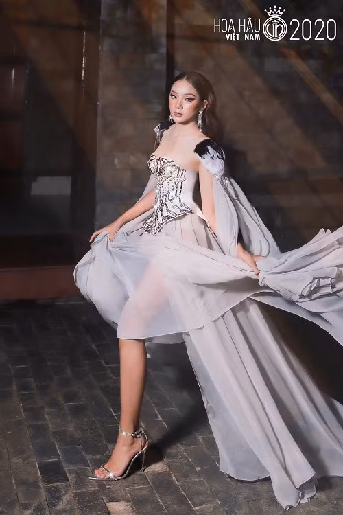 Người đẹp áo dài Nguyễn Thị Bích Thùy cũng là gương mặt tiềm năng tại cuộc thi Hoa hậu Việt Nam 2020. Cô từng lọt Top 10 Miss World Vietnam 2019, Top 5 phần thi Người đẹp nhân ái.