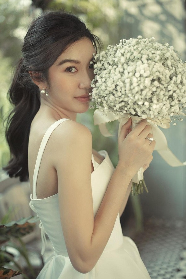 Trước đó, cô cũng "nhá hàng" một vài hình ảnh trong bộ ảnh cưới khác, chụp theo phong cách "tổng tài" cùng chồng sắp cưới. Lần này cô chọn chụp cô dâu đơn, không có chú rể bên cạnh.