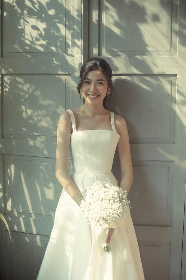 Á hậu Thúy Vân lựa chọn kiểu váy xòe nữ tính, thiết kế đơn giản nhằm tôn lên sự thanh lịch, sang trọng. Bên cạnh đó, Thúy Vân cũng chọn kiểu trang điểm nhẹ nhàng, đơn giản để phù hợp với tổng thể, tôn lên nét đẹp tự nhiên nhất của cô.