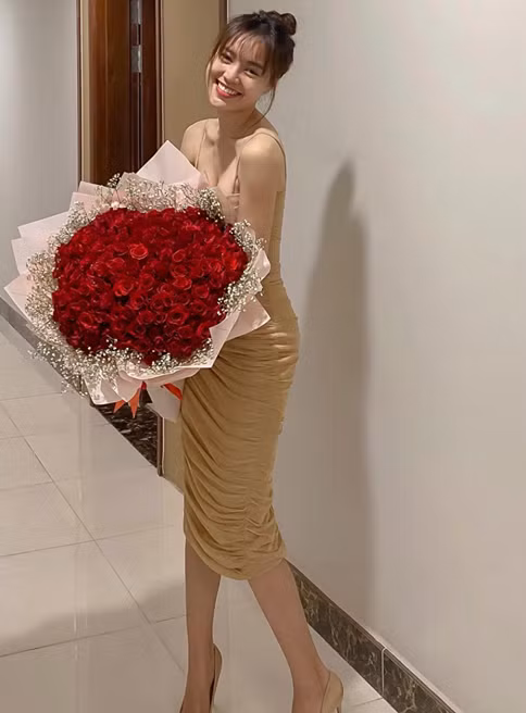 Lo giuong xep hoa hong nghi cua Lan Ngoc - Chi Dan, fan tich cuc day thuyen