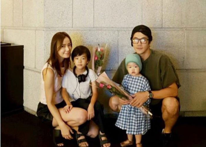 Bà xã của Kwon Sang Woo sinh cho nam tài tử một cậu con trai, một cô con gái đáng yêu. Ảnh: Soompi