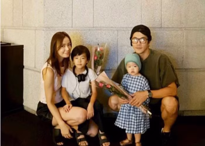 Bà xã của Kwon Sang Woo sinh cho nam tài tử một cậu con trai, một cô con gái đáng yêu. Ảnh: Soompi