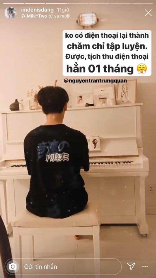 Giữa tâm bão thị phi vây bủa gần đây, Denis Đặng và Nguyễn Trần Trung Quân đã có những động thái mới trên mạng xã hội. Cụ thể, Denis Đặng đã đăng một bức hình chụp từ phía sau ghi lại khoảnh khắc Trung Quân ngồi tập đàn cùng dòng trạng thái: “Không có điện thoại có chăm chỉ tập luyện. Được, tịch thu điện thoại hẳn 1 tháng”.