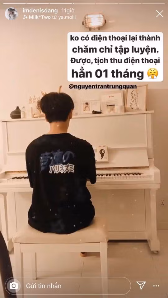 Giữa tâm bão thị phi vây bủa gần đây, Denis Đặng và Nguyễn Trần Trung Quân đã có những động thái mới trên mạng xã hội. Cụ thể, Denis Đặng đã đăng một bức hình chụp từ phía sau ghi lại khoảnh khắc Trung Quân ngồi tập đàn cùng dòng trạng thái: “Không có điện thoại có chăm chỉ tập luyện. Được, tịch thu điện thoại hẳn 1 tháng”.