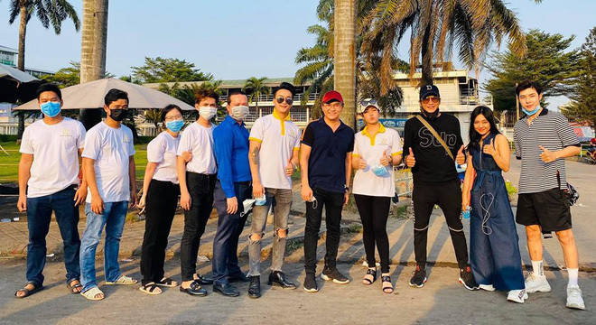 Trước diễn biến khó lường của dịch viêm phổi cấp, Nhật Kim Anh đã cùng Đại Nghĩa và Tấn Phát phát khẩu trang và nước rửa tay miễn phí trước cổng bệnh viện. Trên trang cá nhân, nữ ca sĩ tự hào chia sẻ: “Hôm qua, 29/2/2020, Nhật Kim Anh, Bùi Đại Nghĩa hỗ trợ và đi phát 2000 chai xịt diệt khuẩn và 2000 khẩu trang y tế (có thể giặt xài lại nhiều lần). Hôm nay, 1/3/2020, Chủ nhật nhân viên nghỉ nên còn có Nhật Kim Anh, anh Đại Nghĩa, diễn viên Võ Tấn Phát đi phát 1000 chai xịt diệt khuẩn và 2000 khẩu trang trước cổng bệnh viện Chợ Rẫy. Cảm ơn anh Nghĩa cùng tất cả mọi người đã cho em cùng chung tay hỗ trợ phòng chống dịch bệnh Covid-19″.