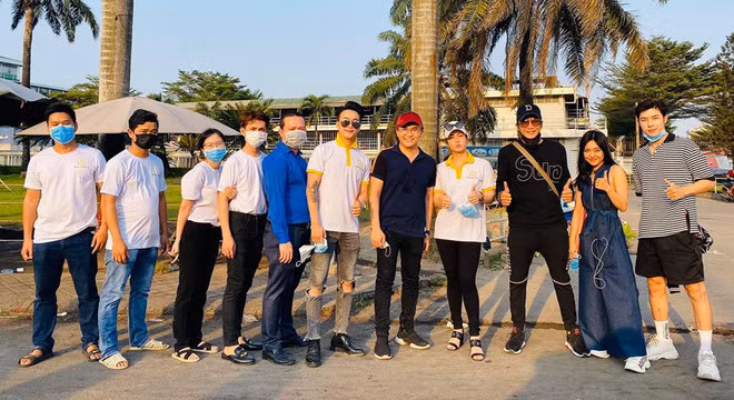 Trước diễn biến khó lường của dịch viêm phổi cấp, Nhật Kim Anh đã cùng Đại Nghĩa và Tấn Phát phát khẩu trang và nước rửa tay miễn phí trước cổng bệnh viện. Trên trang cá nhân, nữ ca sĩ tự hào chia sẻ: “Hôm qua, 29/2/2020, Nhật Kim Anh, Bùi Đại Nghĩa hỗ trợ và đi phát 2000 chai xịt diệt khuẩn và 2000 khẩu trang y tế (có thể giặt xài lại nhiều lần). Hôm nay, 1/3/2020, Chủ nhật nhân viên nghỉ nên còn có Nhật Kim Anh, anh Đại Nghĩa, diễn viên Võ Tấn Phát đi phát 1000 chai xịt diệt khuẩn và 2000 khẩu trang trước cổng bệnh viện Chợ Rẫy. Cảm ơn anh Nghĩa cùng tất cả mọi người đã cho em cùng chung tay hỗ trợ phòng chống dịch bệnh Covid-19″.