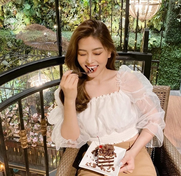 Á hậu Bùi Phương Nga tranh thủ khoe ảnh cafe cuối tuần: “Hôm qua đứng ở ngoài đường, hôm nay vào quán rồi mà mắt vẫn chưa mở ra”.