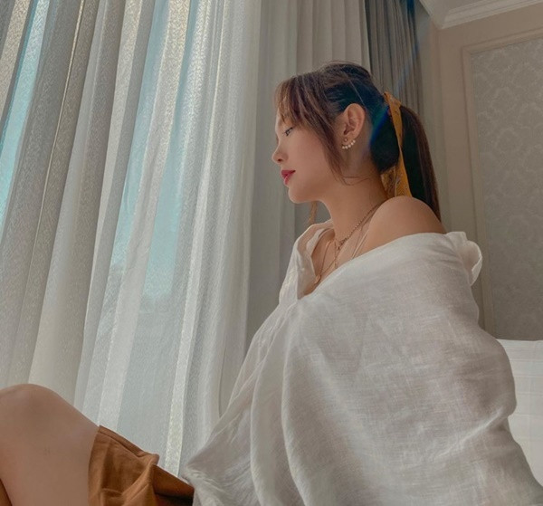 Minh Hằng khoe hình trẻ trung trong chuyến du lịch cùng bạn thân: “Em thích uống trà vải. Yêu em thì đừng có cãi”.