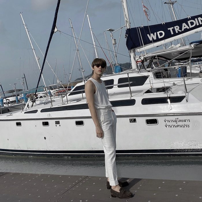 Sơn Tùng M-TP khoe ảnh diện áo ba lỗ, quần dài trắng điển trai tại xứ Chùa vàng. Nhiều người hâm mộ còn vào bình luận, “mạnh dạn” tiên đoán nam ca sĩ đang quay MV mới tại đây.