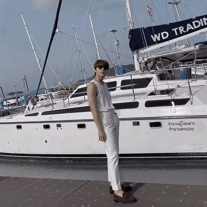 Sơn Tùng M-TP khoe ảnh diện áo ba lỗ, quần dài trắng điển trai tại xứ Chùa vàng. Nhiều người hâm mộ còn vào bình luận, “mạnh dạn” tiên đoán nam ca sĩ đang quay MV mới tại đây.