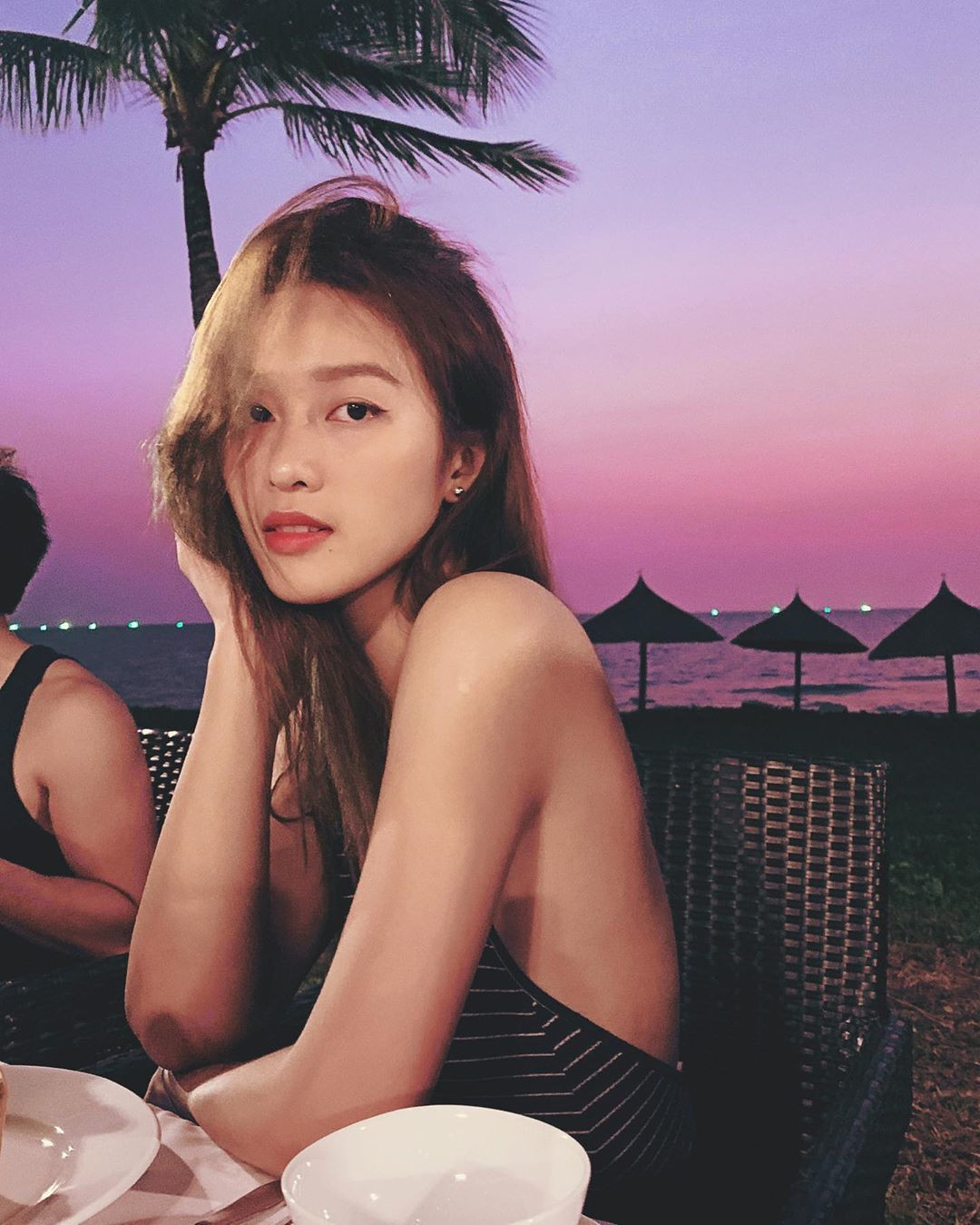 Không chịu thua người chị thân thiết Minh Hằng, Khả Ngân cũng khoe ảnh quyến rũ bên bờ biển, nhẹ nhàng ‘thả thính”: “Biển thì xanh, cát thì trắng. Ăn cua ghẹ sao bằng ăn nhau”.