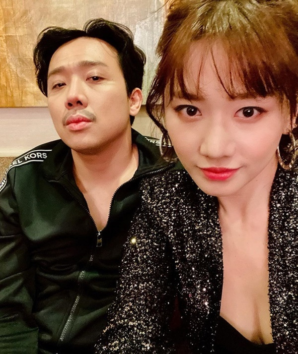 Sao Việt ngày 2/3: Trong bức ảnh được chụp cùng Trấn Thành trong chuyến du lịch Mỹ được Hari Won đăng tải lên trang cá nhân vừa qua, nam MC khiến khá giả lo lắng khi lộ gương mặt mệt mỏi, xuống sắc và có phần già nua.