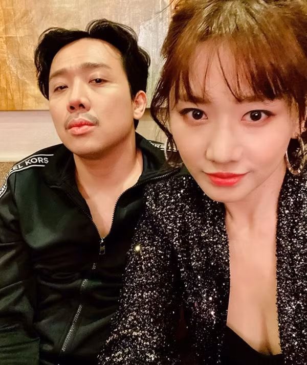 Sao Việt ngày 2/3: Trong bức ảnh được chụp cùng Trấn Thành trong chuyến du lịch Mỹ được Hari Won đăng tải lên trang cá nhân vừa qua, nam MC khiến khá giả lo lắng khi lộ gương mặt mệt mỏi, xuống sắc và có phần già nua.