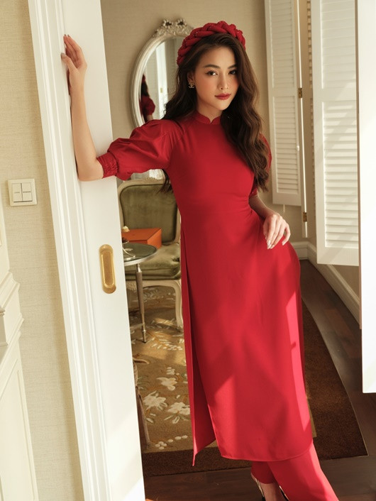 Thứ hai là tinh thần đi lì xì cho mọi người. Vì gia đình đông anh em, Phương Khánh có rất nhiều cháu nên đương nhiên người đẹp phải chuẩn bị thật nhiều lì xì.