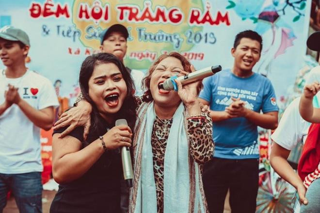 Ngoài việc làm rẫy, nuôi heo, chăm cháu nội, Siu Black vẫn tích cực tham gia các hoạt động ca hát, từ thiện ở địa phương.