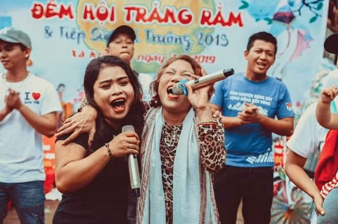 Ngoài việc làm rẫy, nuôi heo, chăm cháu nội, Siu Black vẫn tích cực tham gia các hoạt động ca hát, từ thiện ở địa phương.