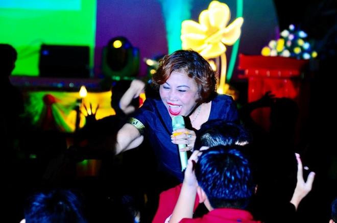 Thỉnh thoảng, Siu Black được mời tham gia một số đêm nhạc. Nữ ca sĩ tâm sự, ngày xưa là ca sĩ nhạc Rock nên chị có cách sống bạt mạng. Giờ đây khi trải qua nhiều biến cố, chị thấy sức khỏe là quan trọng nhất. "Muốn sống lâu, sống khỏe cùng cháu nội, tôi phải bỏ hết những thứ có hại" - nữ ca sĩ nói.