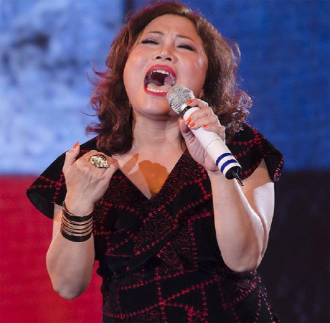 Năm 17 tuổi, Siu Black gặp nhạc sĩ Nguyễn Cường. Vị nhạc sĩ tài ba gốc Hà Nội thốt lên: "Trong vòng 20 năm nữa, chắc chắn Tây Nguyên sẽ không có một giọng hát nào được như Siu Black". Những ngày đầu đi hát, Siu chủ yếu hát bằng tiếng Ba Na, Ê Đê và tiếng Anh. Nghe lời khuyên của nhạc sĩ Nguyễn Cường, chị bắt đầu lao vào học tiếng Kinh với ước mơ đưa giọng hát của mình ra ngoài mảnh đất Tây Nguyên.