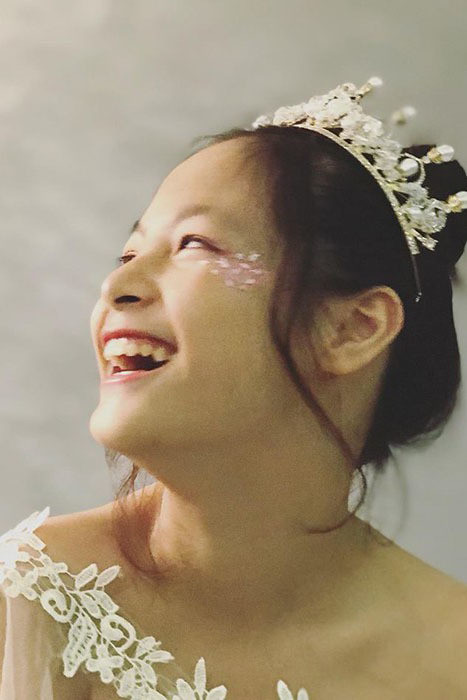 "Là gì cũng được nàng nhé, chỉ cần đúng lúc, đúng thời điểm và đúng người. Khó lắm đó, nàng ạ! Cuộc sống không màu hồng, cuộc sống là muôn vạn sắc màu, bố mẹ không thể trải nghiệm giúp con được, nhưng sẽ luôn ở bên con mỉm cười động viên: con sẽ làm được, con sẽ bình yên, con đang lớn khôn".