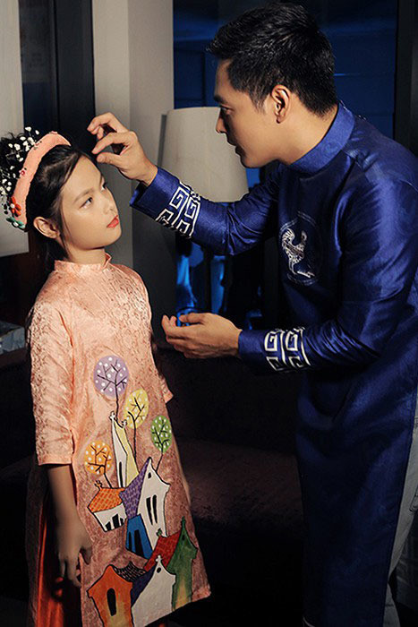 Qua các bình luận trò chuyện với bạn bè trên mạng xã hội, có thể thấy bé Bo đã nhập học tại một trường cấp 2 ở Auckland, New Zealand.