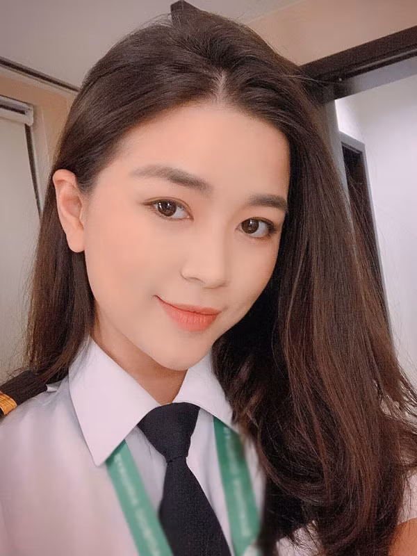 Năm 2016, Diệu Thúy thi tuyển phi công tại trường bay Việt, sau đó sang Mỹ học thực hành bay.